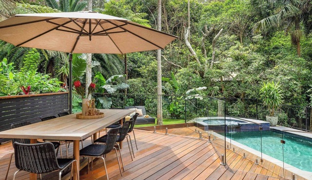 The Palms by Coast Hosting