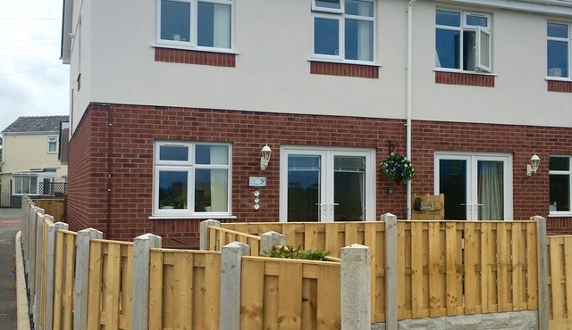 The Palms Holiday Home Near Beautiful Benllech Beach - children and pet friendly