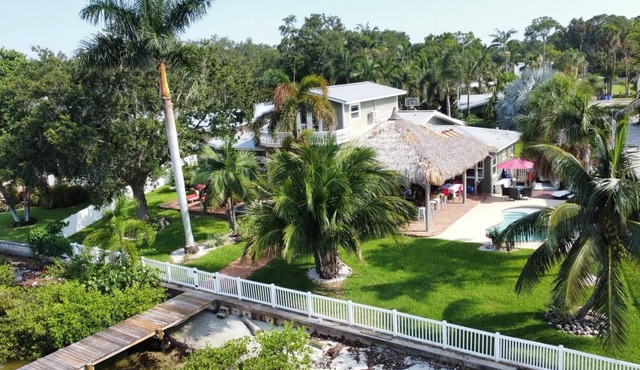 The Palms - Manatee Riverfront Retreat With dockage.