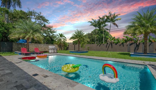 The Palms - Mini Golf , Foosball Table, Heated Pool ,Baby items ,BBQ