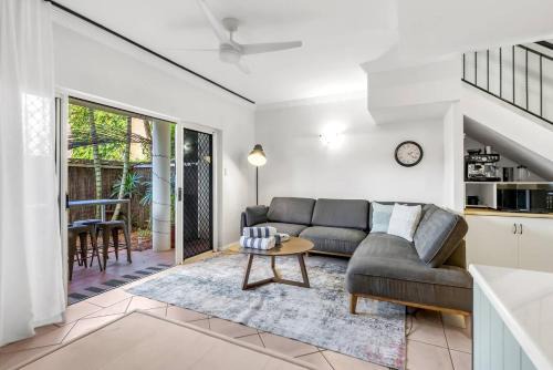 The Palms - Poolside Escape near the Esplanade & CBD