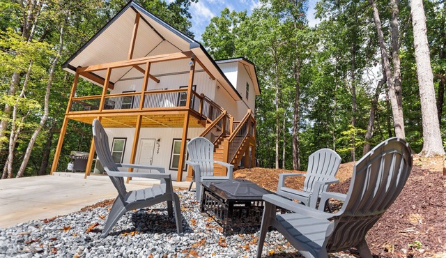 The Panda Lakehouse - Charming 4 Bedroom Cabin in Lake Hartwell near Clemson