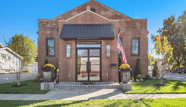 The Parish House! 6 bdrm, sleeps 16, 8 bath Heart of the Village of Three Oaks!