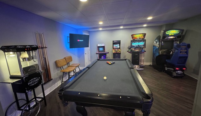 The Parkview House. Hot Tub, Arcade & Park!