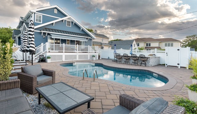 The Parkway Beach House-Two Blocks to the beach w/in ground heated s/water pool