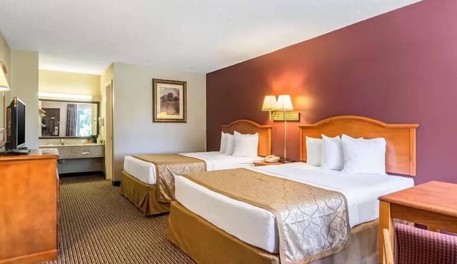 The Parkwood Inn & Suites