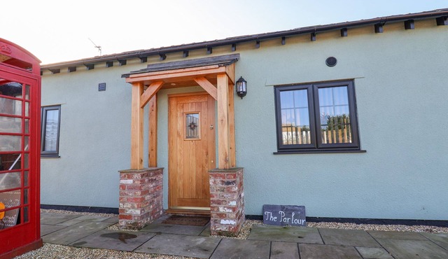 THE PARLOUR, family friendly, luxury holiday cottage in Helsby