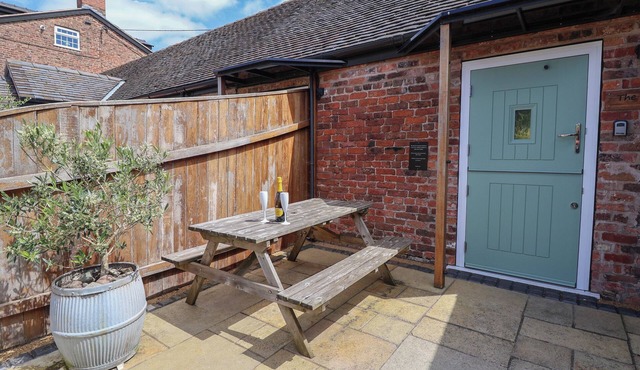 THE PARLOUR, family friendly, character holiday cottage in Chester