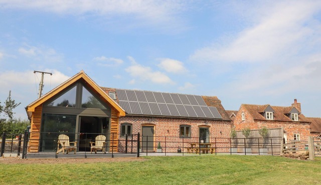 THE PARLOUR, pet friendly, character holiday cottage in Crudgington