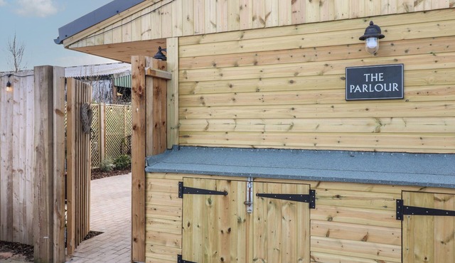 THE PARLOUR, romantic, with hot tub in Hatton, Derbyshire