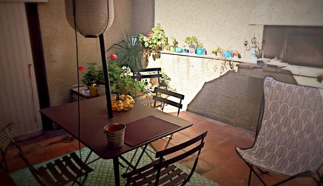"The patio Maria" At the foot of the city, apartment with interior patio.
