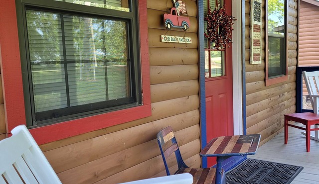 The Patriot Cabin close to the Buffalo National Park and River! Sleeps 4!