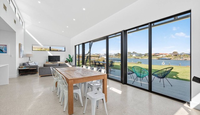 The Pavilion on Wentworth—A Tranquil Lagoon Escape