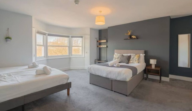 The Pavilion Home | Sleeps 10 | FREE Parking