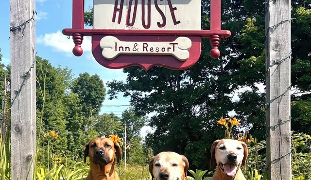 The Paw House Inn & Country Cottages