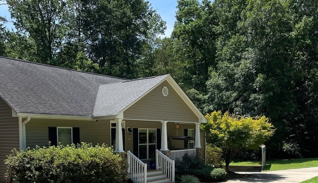 THE PEACEFUL LARGE FAMILY LAKE HOME RELAXING GET AWAY