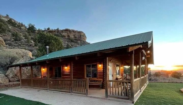 The Peacemaker Cabin: Cozy cabin in enjoyable Apple Valley with AC