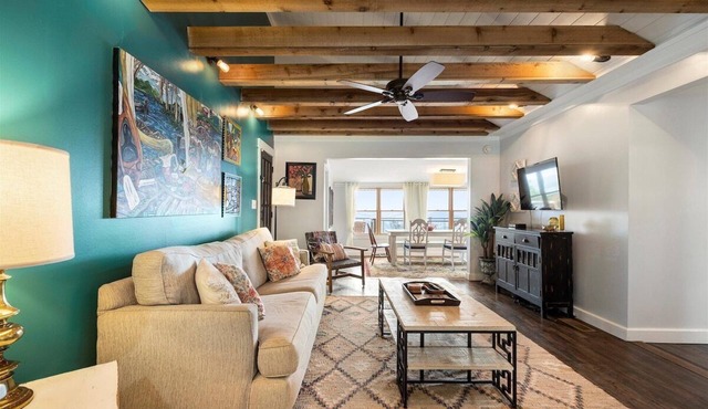 The Peach Bluff | Hot Tub | Gorgeous Bluff Views!