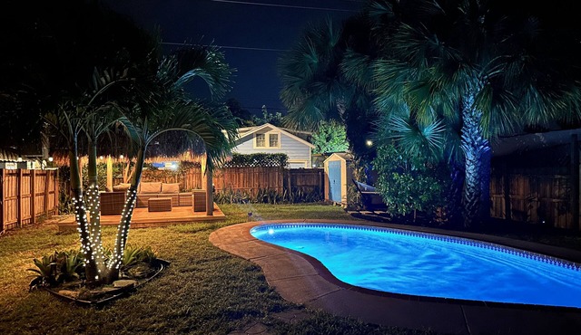 The Peacock Bungalow - Newly Renovated, Heated Pool & Jacuzzi, 5 min to Beach