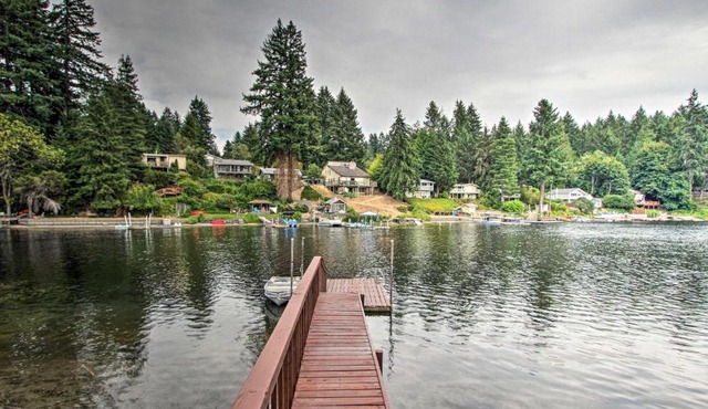 The Peacock House - Waterfront Home with Hot Tub!