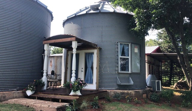 The Peacock Room - Rustic Farm Stay in a Grain Bin
