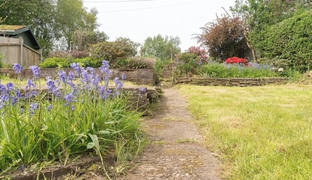 The Peak Retreat – Luxury Countryside Escape with Stunning Views & Gardens