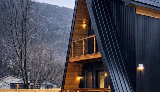 The Peaks of Ingonish luxury chalet with Hot Tub