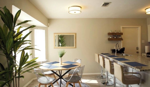“The Pearl” Family House, 6-10 Minutes to Downtown, Alamodome, Frost Center