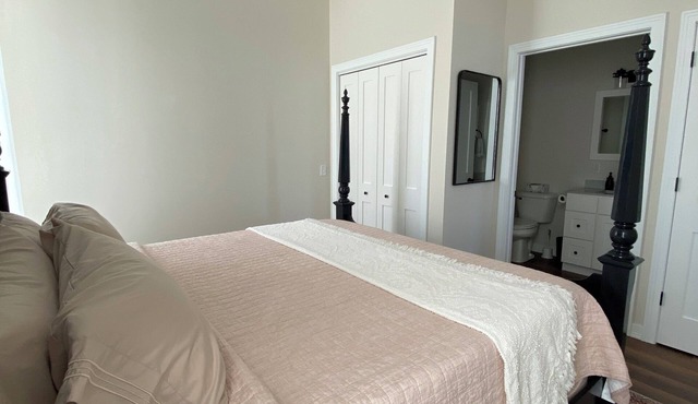 The Pearl, Full Loft Apartment across from city Mississippi dock