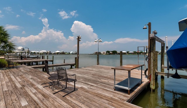 The Pearl | great rate. amazing dock. steps to shops and dining