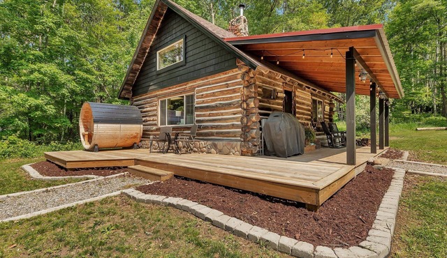 The Pearl. Log Cabin in woods. Sauna/Wood Fireplace/Pets ok.