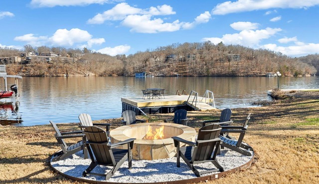 The Pedal & Paddle at Lake Windsor, Freshly Renovated 3BR Home on The Lake