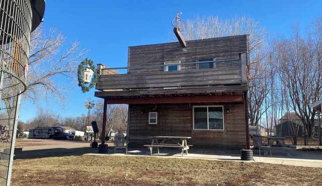 The Pedaler's Rest Retreat - Lakeside Tiny Home for 8 guests