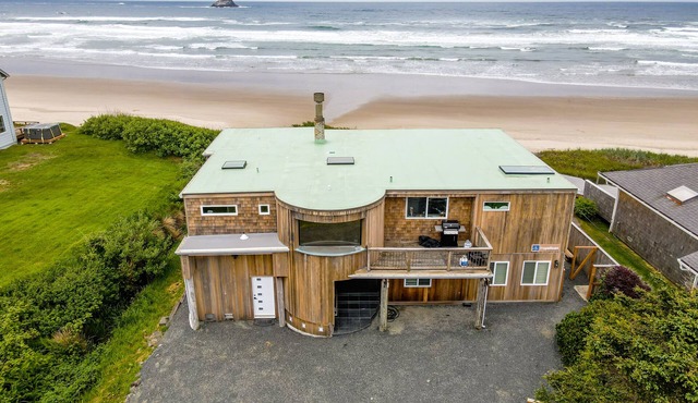 The Pelican at Arch Cape - Beachfront, Hot Tub with View, 3 En Suite Rooms