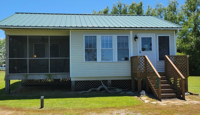 The Pelican Cottage on The Albemarle Sound with waterviews in nearly every room