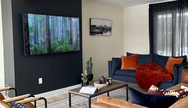 The Peninsula Cottage in Haliburton - Lakefront w/hot tub