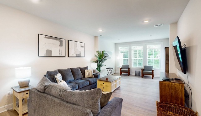 The Peninsula spacious condo w/community pool, hot tub, tennis courts