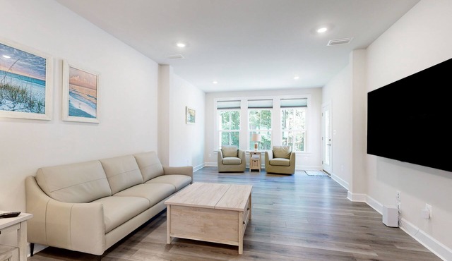 The Peninsula townhome w/indoor/outdoor pools, on-site golf & tennis/pickleball