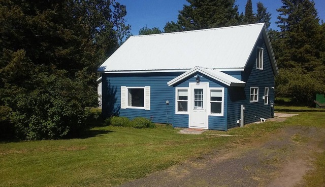 The Penny House: CLEAN with garage, one block from trails & storesn