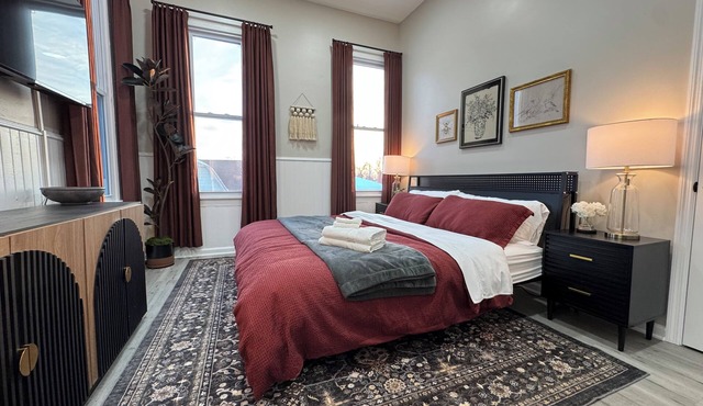 The Penthouse Flat - 3bd/1ba, Laundry, Pet-Friendly