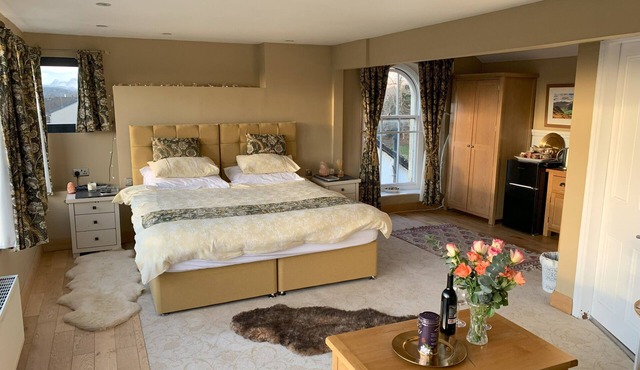 The Penthouse Bowness, Luxury Loft, Jacuzzi bath & Complimentary Lake View Spa