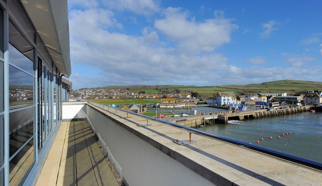 THE PENTHOUSE, family friendly, luxury holiday cottage in West Bay