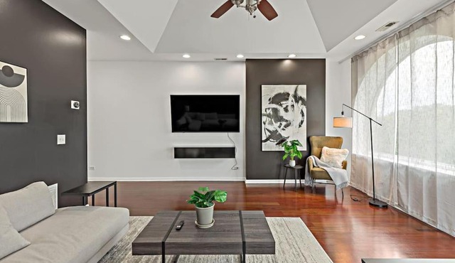 The Penthouse, Lux stay near Downtown, UofC & Lake