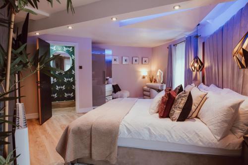 The Penthouse Luxury Central Apartment