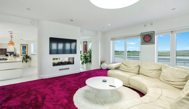 THE PENTHOUSE - MARINE HOUSE, family friendly in Milford On Sea