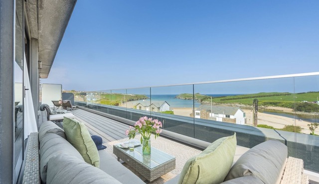 The Penthouse, Oasis Sands - pet friendly/sea views