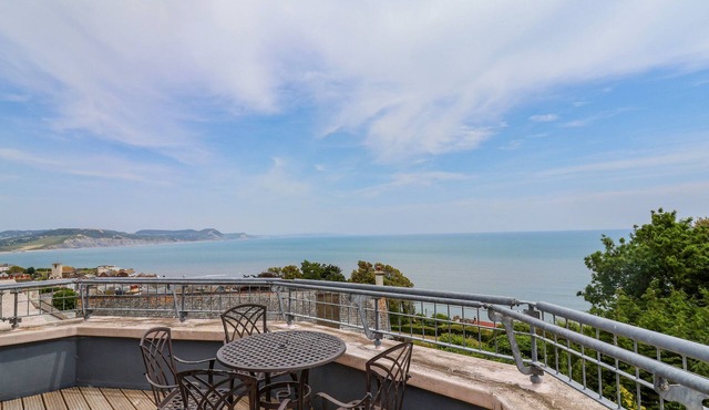THE PENTHOUSE, romantic, luxury holiday cottage in Lyme Regis