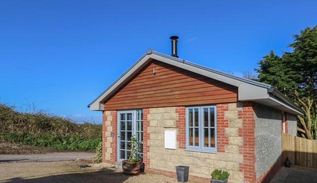 THE PEPPER POT RETREAT, pet friendly, with hot tub in Niton