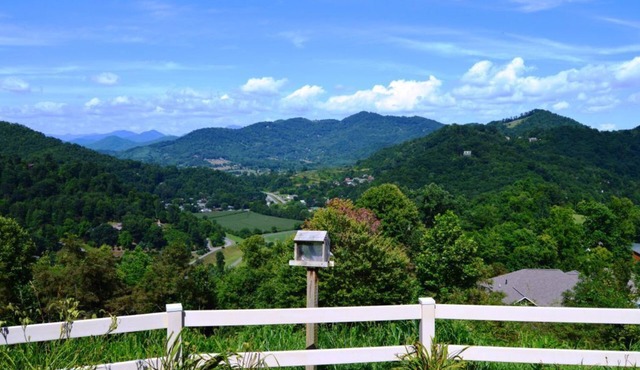The Perch - 3 BR, 3 BA One Level Home, Panoramic Long-Range Mountain View