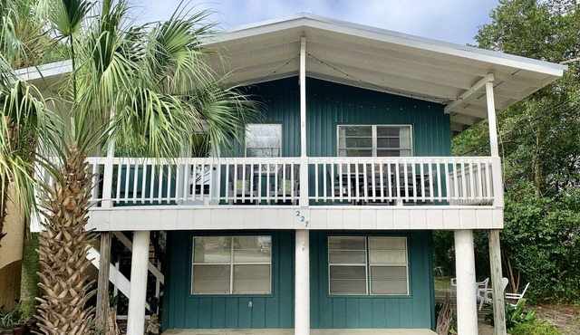 THE PERCH-Beach Cottage- FREE GOLF CART-Just Minutes from the Gulf/BEACH!